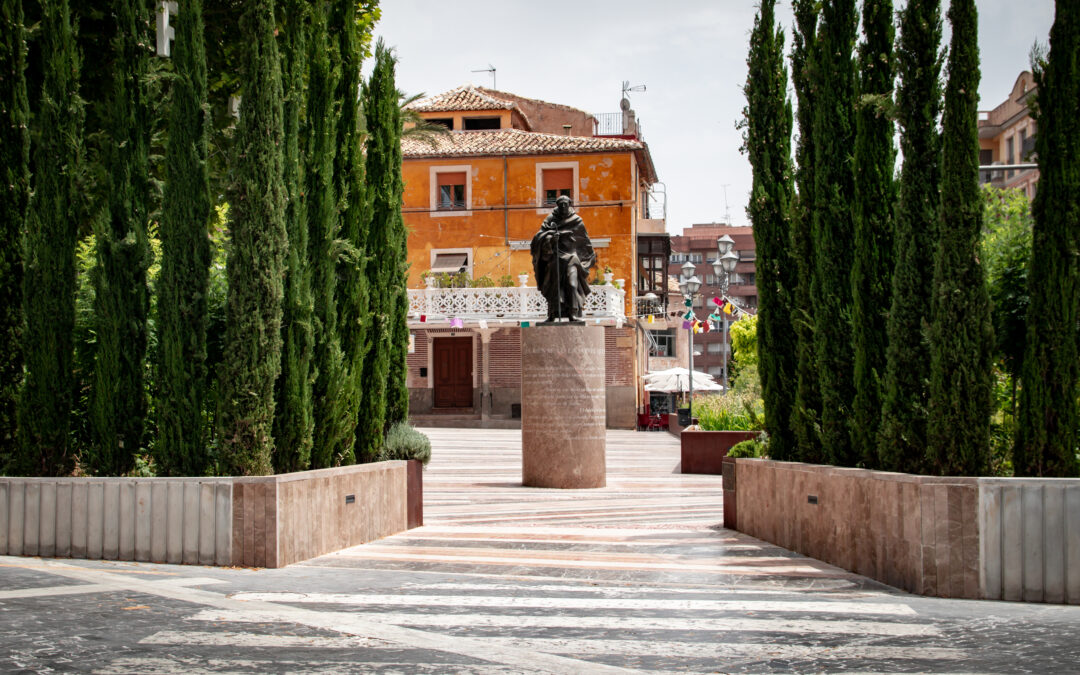 Estatua a San Juan de la Cruz